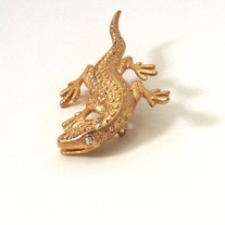 gold lizard gecko rhinestone eye pin brooch