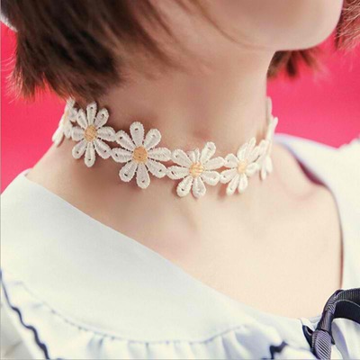 White daisy choker