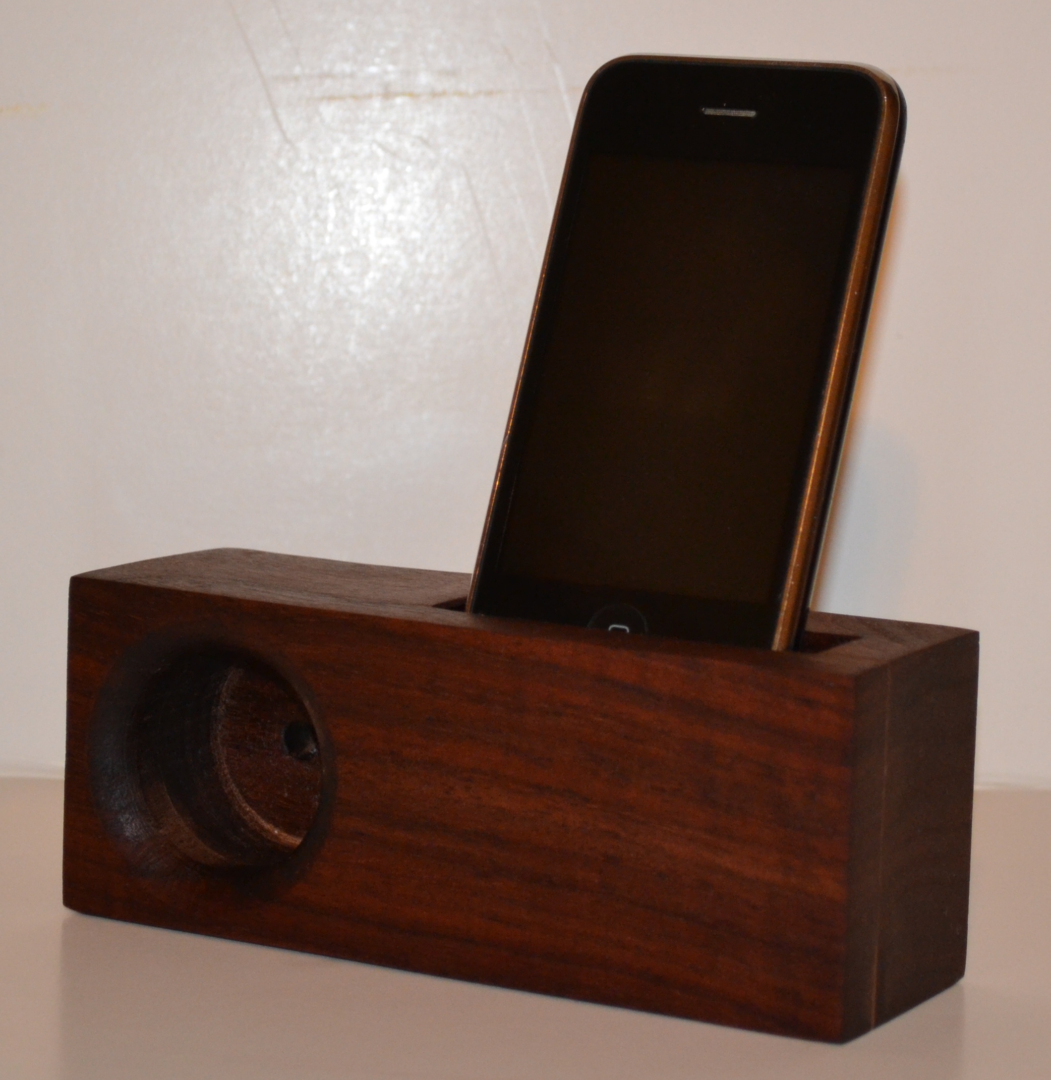 Walnut Wood iPhone Music Amplifing Stand - Thumbnail 2