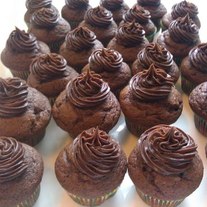 Chocolate_cupcakes_with_chocolate_frosting_medium