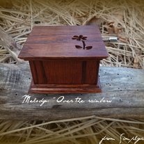Hurdy_gurdy_music_box_-_flower_
